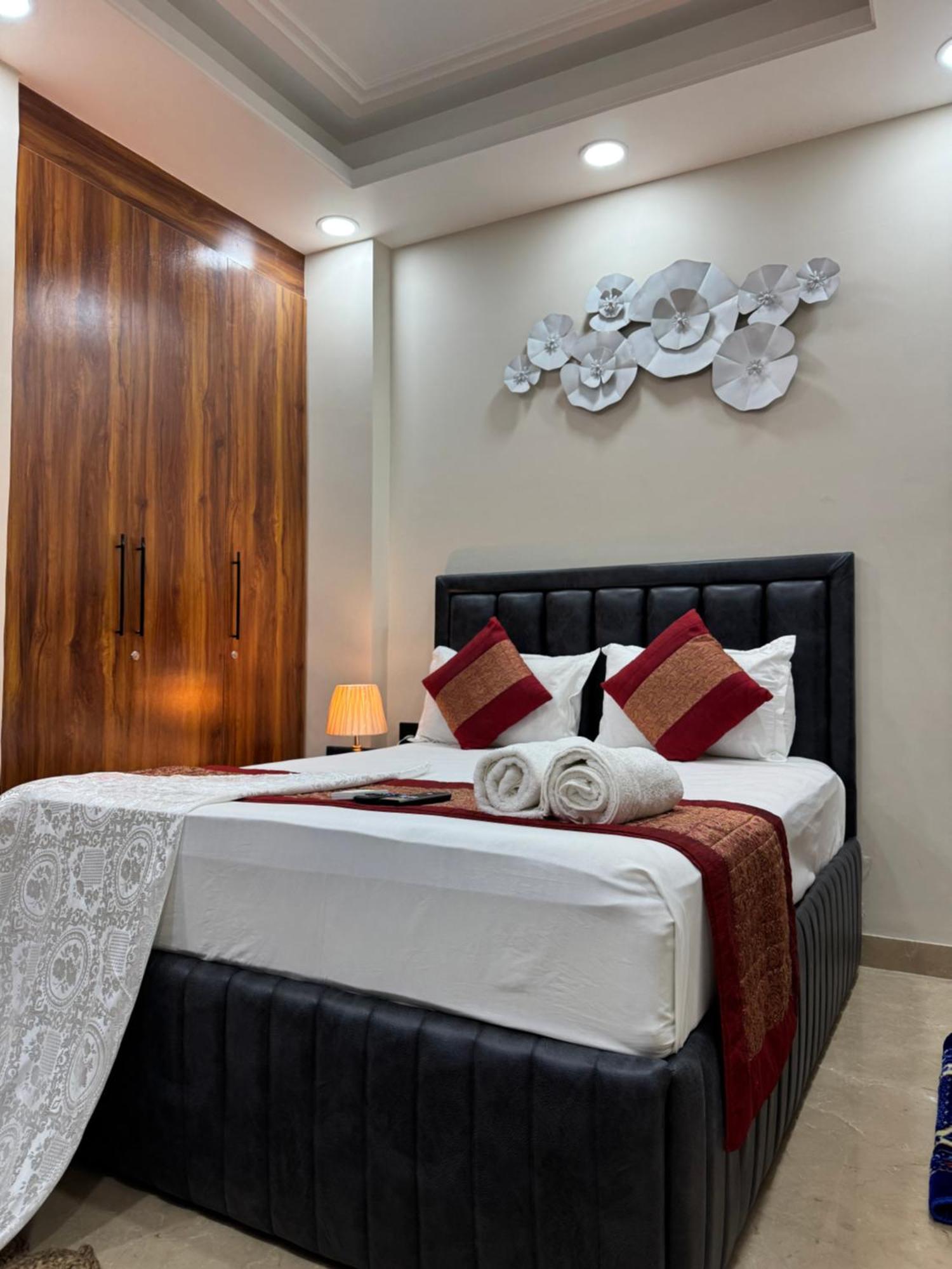 Apartment Divine India Service 3bhk,j-267 *